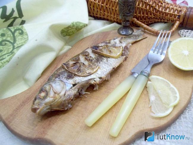 Готовые караси с лимоном в духовке