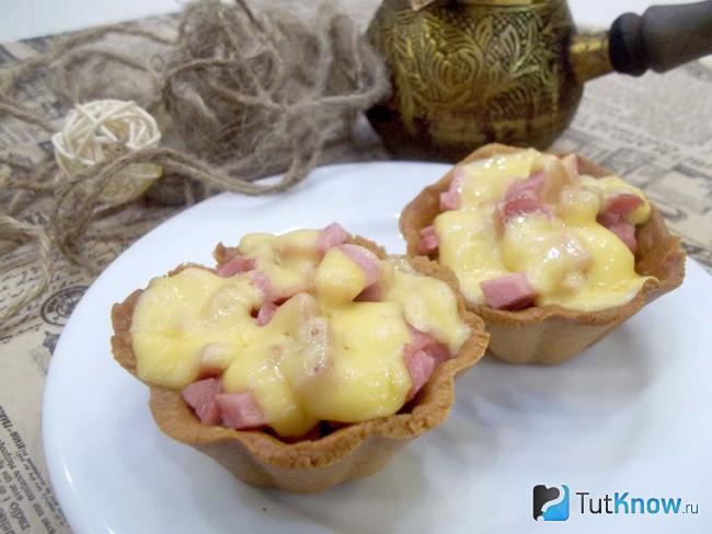 Готовые корзиночки с сосисками и сыром