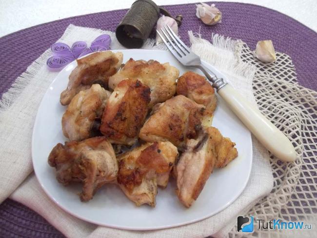 Готовые острые жаренные куриные бедрышки