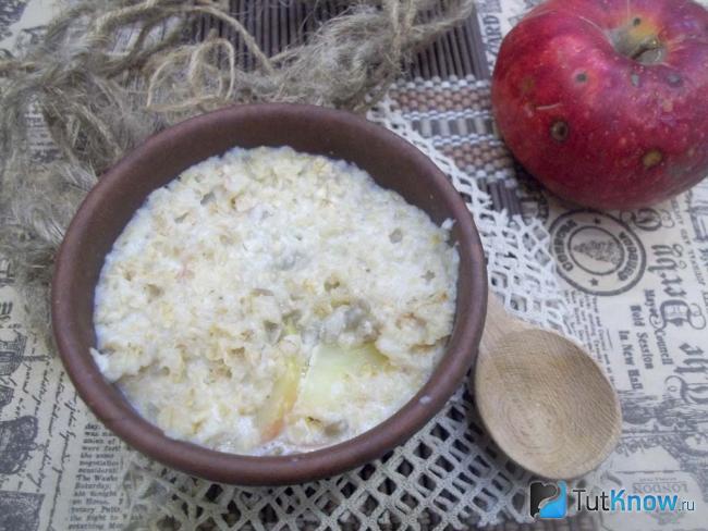 Готовая овсянка с яблоками в микроволновке