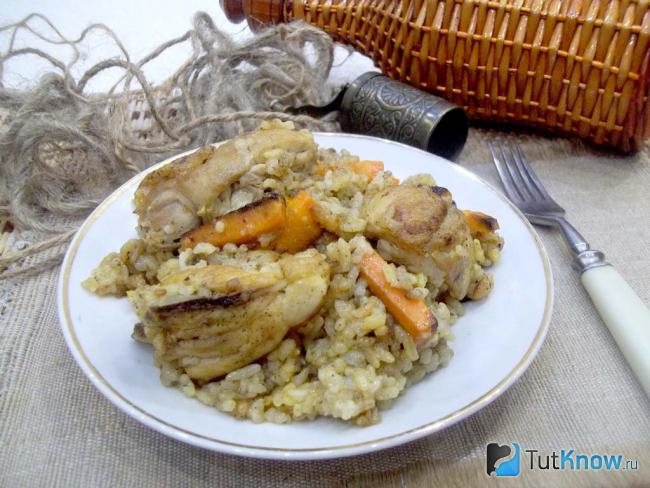 Готовые куриные бедрышки, тушеные с рисом и морковью