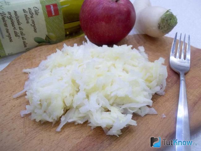 Готовый салат из редьки с яблоком