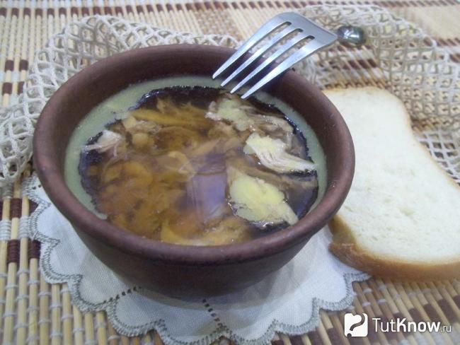 Готовый холодец из свиных ножек и курицы