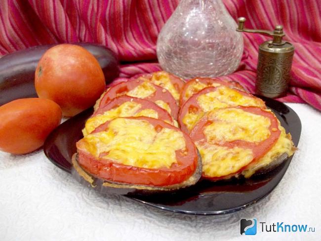Готовые баклажаны в кляре, с помидорами и сыром в духовке