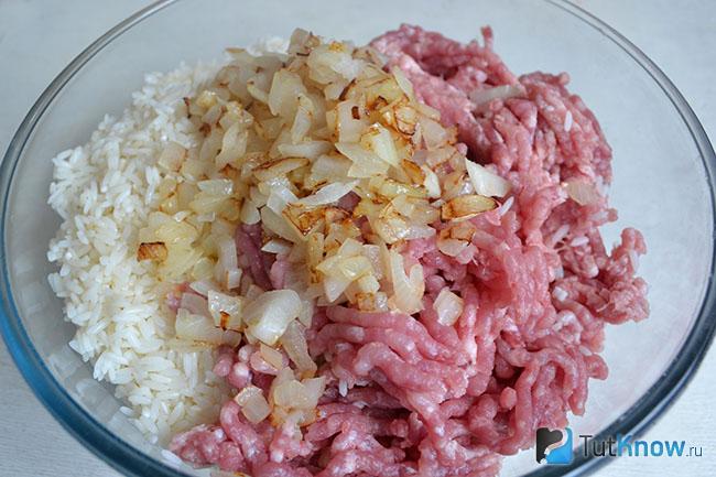 Добавление обжаренного лука к рису и мясу