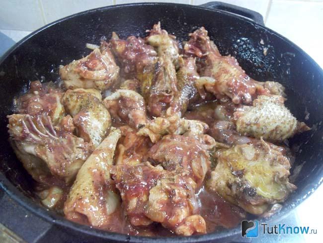 Готовая тушеная курица в соусе ткемали