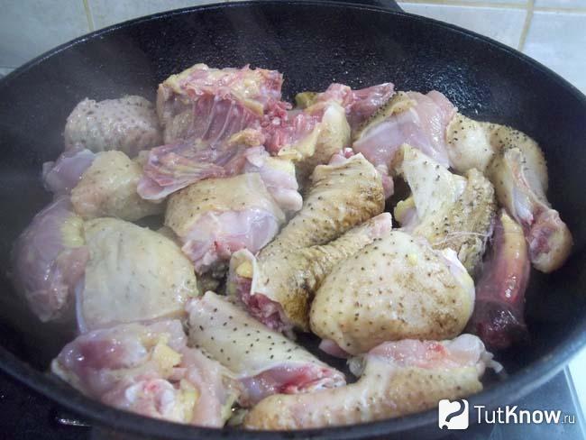 Курица жарится в сковороде