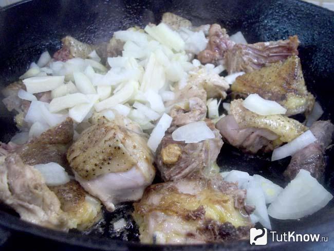 К курице добавлен лук и чеснок