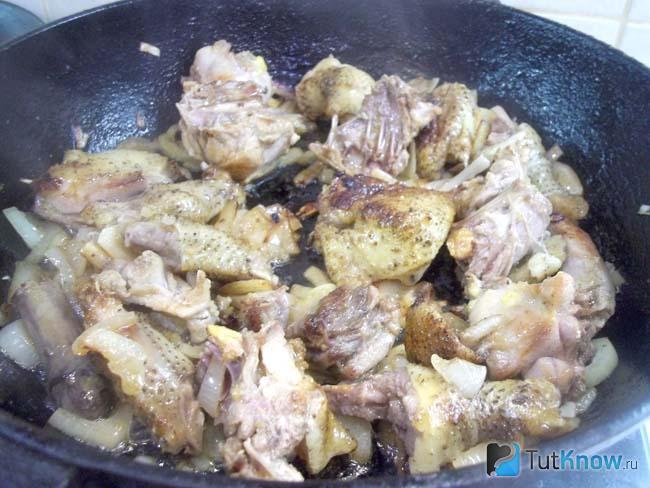 Курица с луком обжарены до золотистости