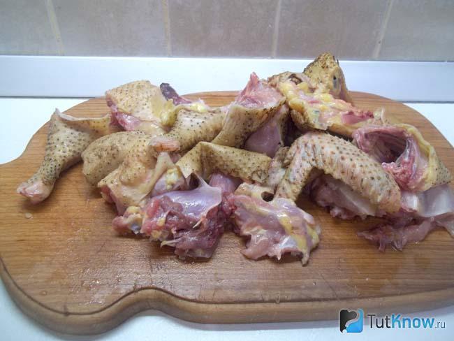 Курица нарезана кусками