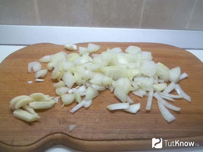 лук и чеснок нашинкованы