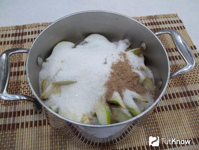 Груши с сахаром и корицей сложены в кастрюлю