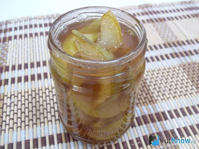 Готовое варенье из груш дольками с корицей разлито по банкам