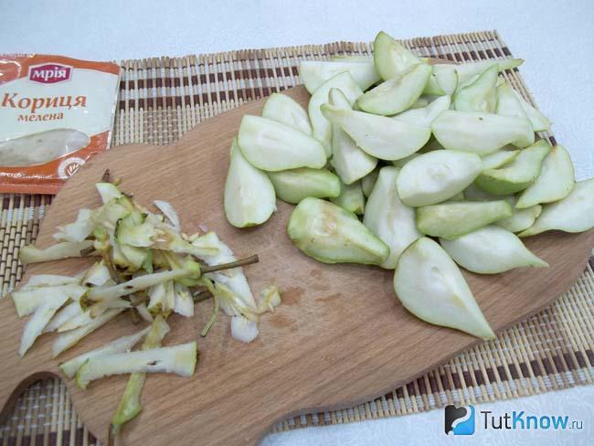 Груши нарезан кусочками