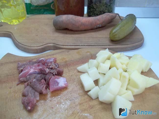 Мясо и очищенный картофель нарезаны кусочками