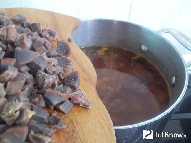 В кастрюлю добавлены нарезанные куриные желудки
