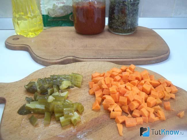 Морковь и соленые огурцы нарезаны