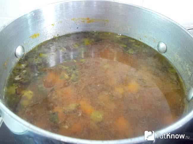 Готовый суп с куриными желудками и жареными солеными огурцами