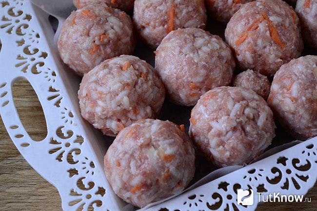 Мясные тефтели на подносе
