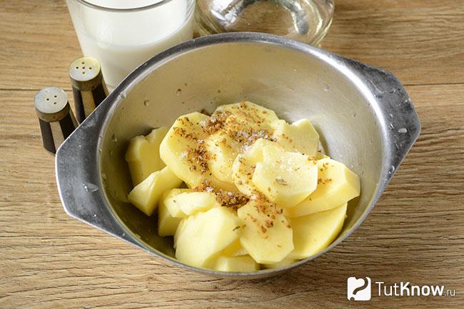 Добавление специй к картофелю