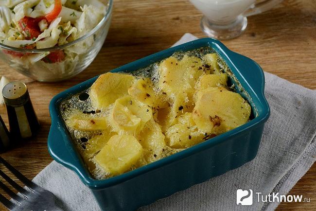 Готовый запеченный картофель в молоке