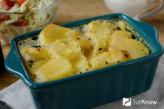 Готовый к подаче запеченный картофель в молоке