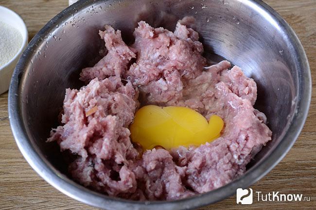 Добавление яиц к мясному фаршу
