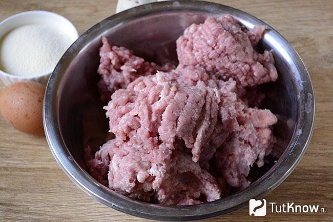 Мясной фарш в мисочке