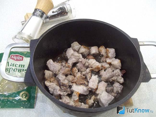 Мясо нарезано и жарится