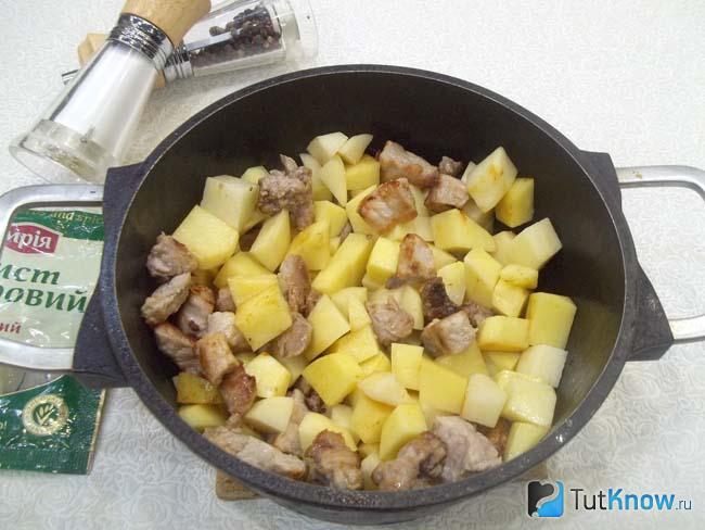 Картофель нарезан и жарится вместе с мясом
