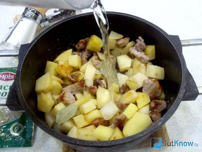 К продуктам налита вода и картошка с мясом отправлены тушиться в духовку