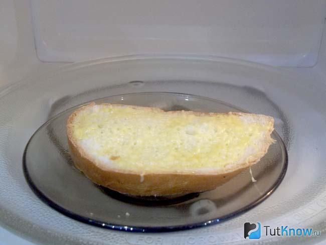 Готовые гренки с сыром в микроволновке