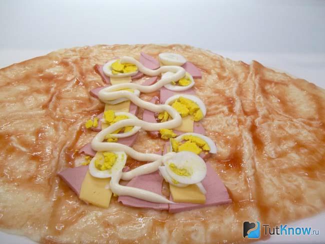 Продукты политы майонезом