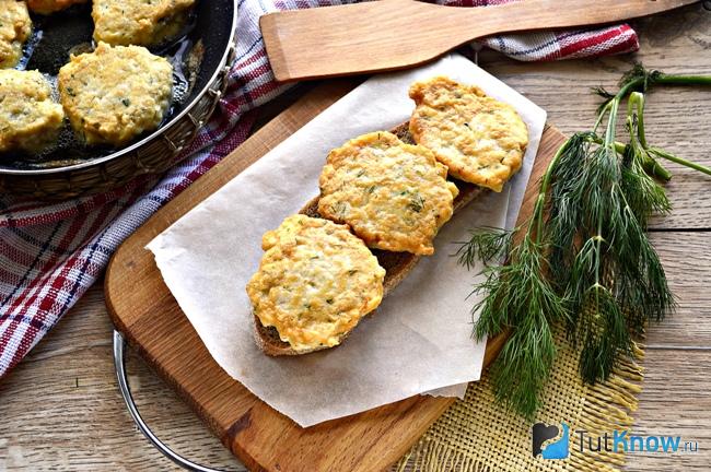 Готовые к подаче оладьи из куриной грудки