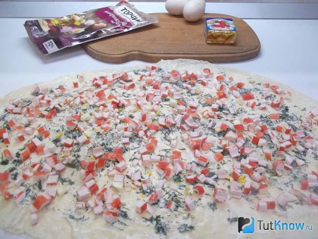 На лаваш выложены нарезанные крабовые палочки