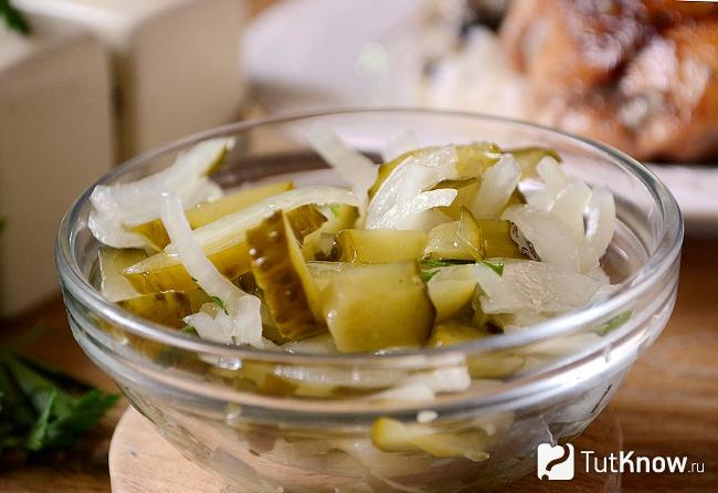 Салат из соленых огурцов и лука