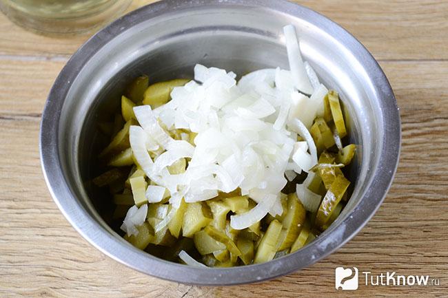Нарезанные соленые огурцы и лук в мисочке