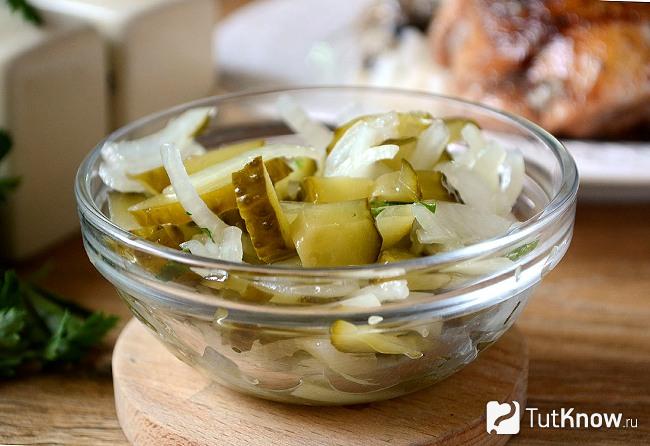 Готовый к подаче салат из соленых огурцов и лука