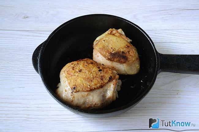 Мясо обжаривается на сковороде