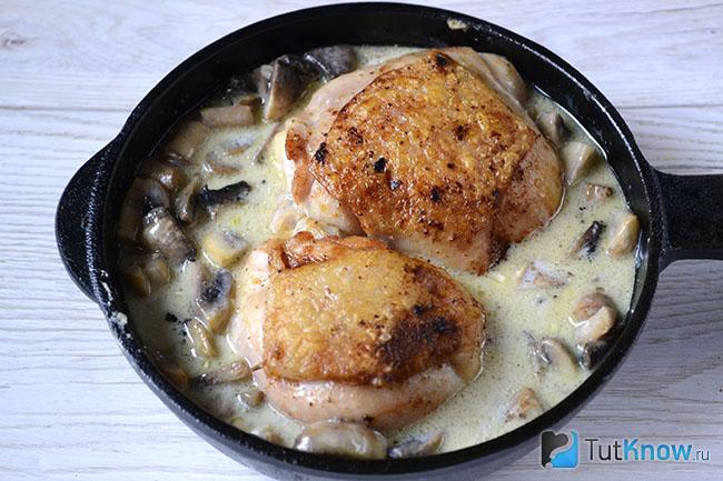 Мясо курицы с грибным соусом на сковороде