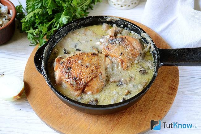 Готовая курица с грибами в сливочном соусе