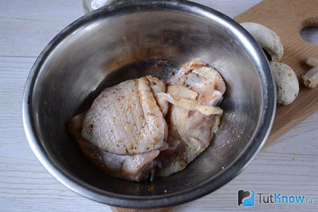 Мясо курицы в мисочке