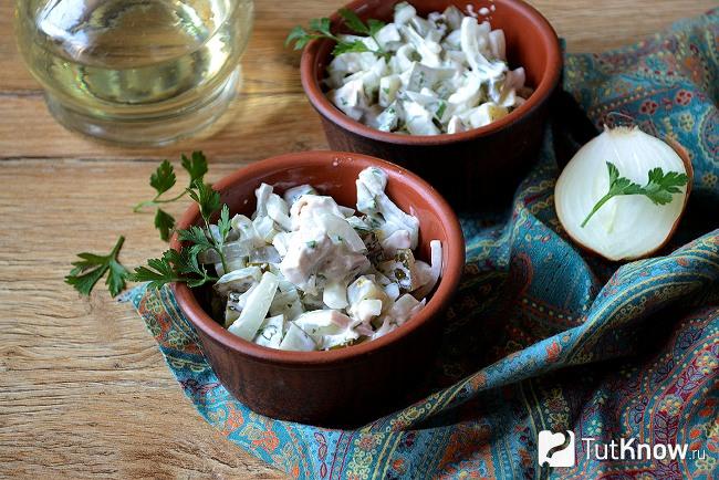 Салат с мясом и солеными огурцами