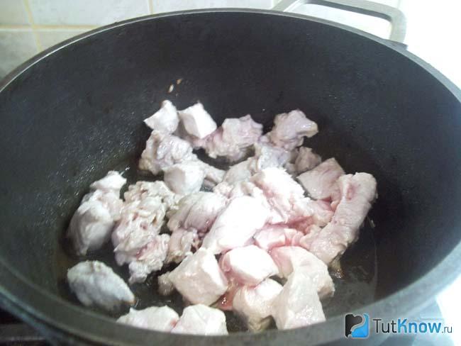 Мясо жарится в казане