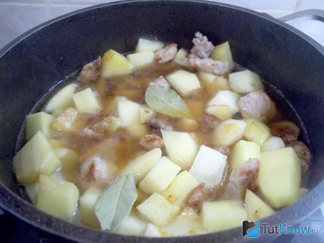 К продуктам налита вода и добавлены пряности