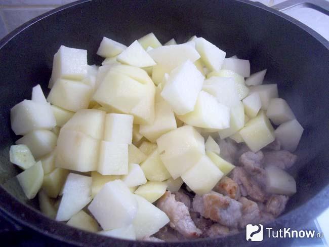 К мясу добавлен картофель нарезанный кусочками