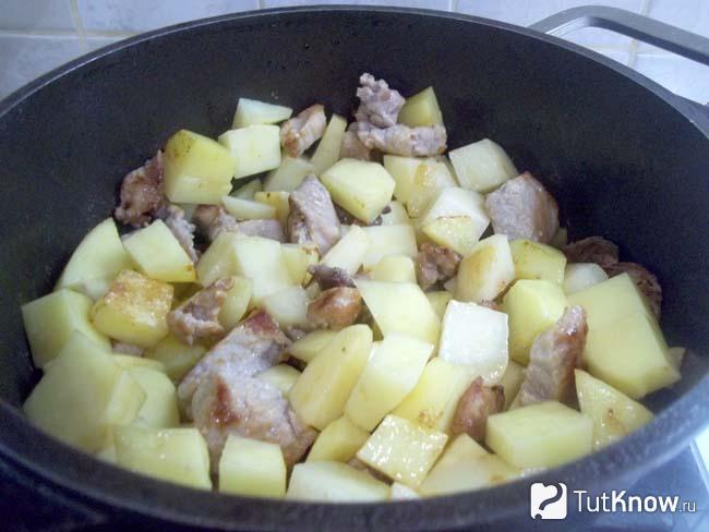 Мясо с картофелем жарится