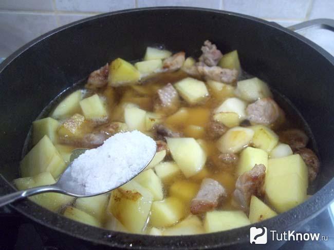 К продуктам добавлена соль и картошка с мясом отправлена тушиться в духовку