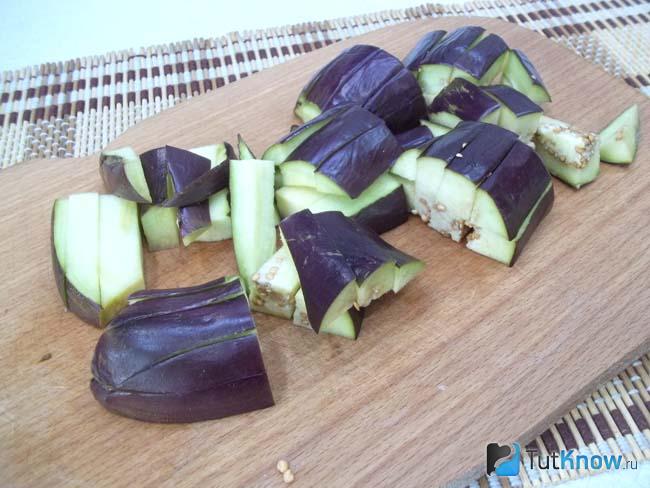 Баклажаны нарезаны брусками