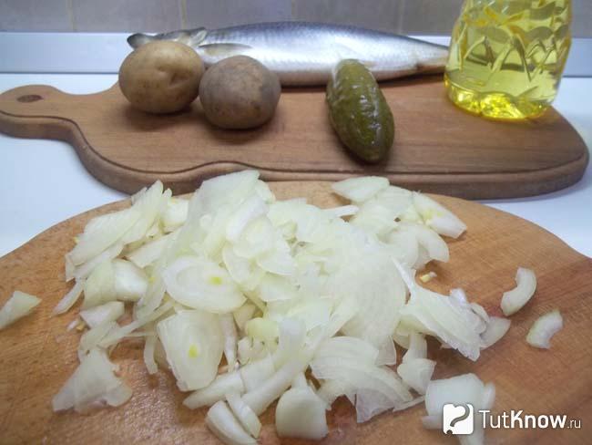 Лук очищен и нашинкован полукольцами
